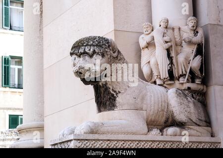 Alte Skulpturen am Eingang des Uhrturms in Split Stockfoto