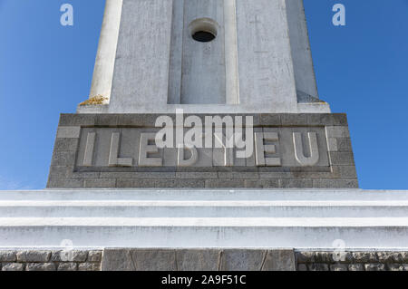 Inschrift Ile d'Yeu in Flachrelief auf der Große Leuchtturm Insel Yeu (Vendee, Frankreich) Stockfoto