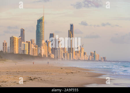 Surfers Paradise waterfront Skyline vom Strand gesehen. Modernes Stadtbild Strand Landschaft Stockfoto