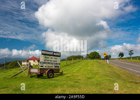 Queensland, Australien - 20. Februar 2016: Beechmont Farmers Market Werbung in der Nähe der Straße Stockfoto