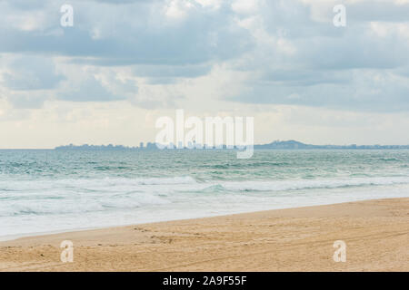 Strand von Surfers Paradise mit weit entfernten Stadtbild am Horizont. Gold Coast, Australien Stockfoto