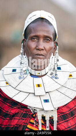 Arusha, Tansania, 7. September 2019: schöne Massai Frauen in traditioneller Kleidung, tragen volle Schmuck Stockfoto