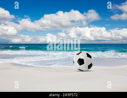 Fußball am Strand Stockfoto