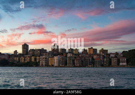 Kirribilli Vorort mit schönen Sonnenuntergang Himmel im Hintergrund. Sydney, Australien Stockfoto