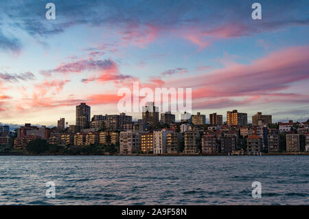 Kirribilli Vorort mit schönen Sonnenuntergang Himmel im Hintergrund. Sydney, Australien Stockfoto