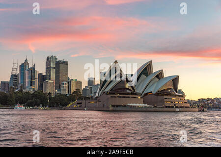 Sydney, Australien - 11. Juni 2016: Sydney Stadtbild bei Sonnenuntergang mit bunten Himmel im Hintergrund Stockfoto