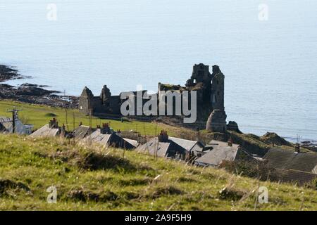 Dunure Burgruine mit Blick auf den Firth of Clyde, Ayrshire an der Westküste von Schottland, Großbritannien, Europa. Stockfoto