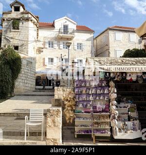 Häuser und Souvenirgeschäft in Supetar auf Brac, Kroatien Stockfoto