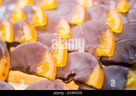 Marmelade in der Schokolade. Glasierte Orangenscheiben. Köstliches Dessert selbst in Reihen gelegt. Süße für Tee. Stockfoto