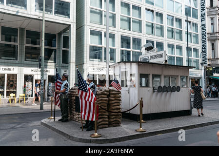 Berlin, Deutschland - 29. Juli 2019: der Checkpoint Charlie. Es war der Name, der von den westlichen Alliierten zu den bekanntesten Berliner Mauer Grenzübergang zwischen Stockfoto