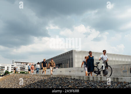 Berlin, Deutschland - 29. Juli 2019: Grabdenkmäler Schrecken, Topographie des Terrors. Es ist ein Museum und Dokumentationszentrum auf der Website. Stockfoto