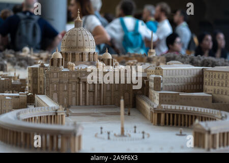 Miniatur der Vatikan im Vatikan Museum. Das Foto wird auf der Kuppel des Petersdoms. Holz- Miniatur der Vatikanstadt Stockfoto