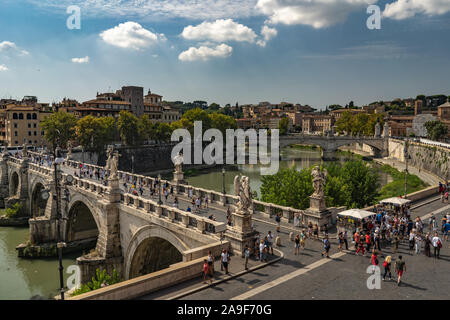 Schöne Aussicht vom Castel Sant'Angelo auf der Brücke, Menschen zu Fuß auf es und Tiber. Schöne sonnige Wetter in Rom, märchenhafte Aussehen. Stockfoto