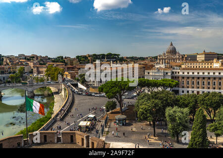 Schöne Aussicht vom Castel Sant'Angelo auf italienische Flagge, Touristen wandern, Tiber und Vatikan im Hintergrund. Schöne sonnige Wetter in Rom Stockfoto