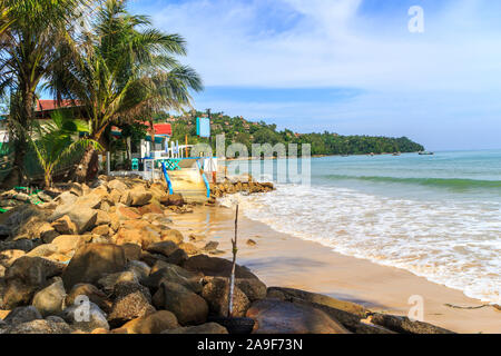 Felsen und Strand Restaurant am südlichen Ende der Bang Tao Beach, Phuket, Thailand Stockfoto