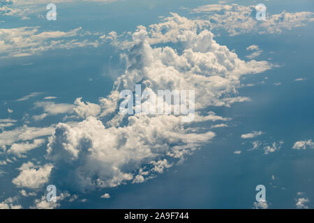 Luftaufnahme von Cloud gegen das Meer im Hintergrund. Blick aus dem Flugzeug Stockfoto