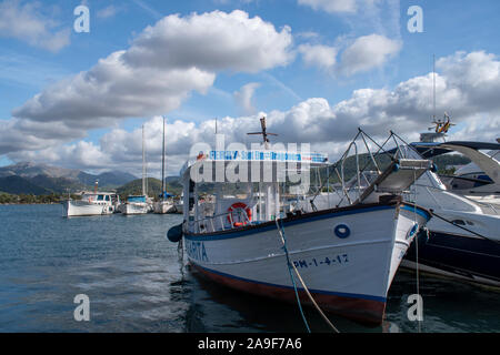 Port d'Andratx, Mallorca, Spanien, 16. Oktober 2019, Port d'Andratx Mallorca, Sant Elm Dragonera Fähre vertäut im Hafen. Stockfoto