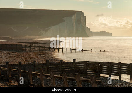 Sonnenaufgang an der Sieben Schwestern Klippen in East Sussex, England. Stockfoto
