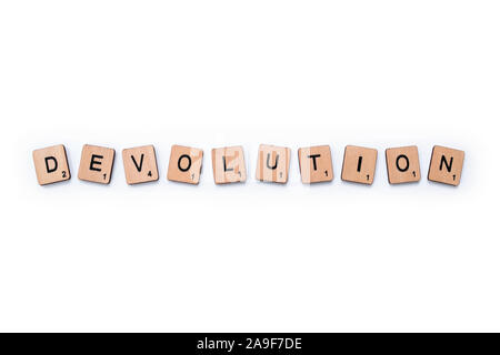 London, UK, 27. März 2019: Das Wort DEVOLUTION, Dinkel mit hölzernen Buchstabensteine über einen weißen Hintergrund. Stockfoto