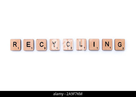 London, UK, 27. März 2019: Das Wort Recycling, Dinkel mit hölzernen Buchstabensteine über einem weißen Hintergrund. Stockfoto