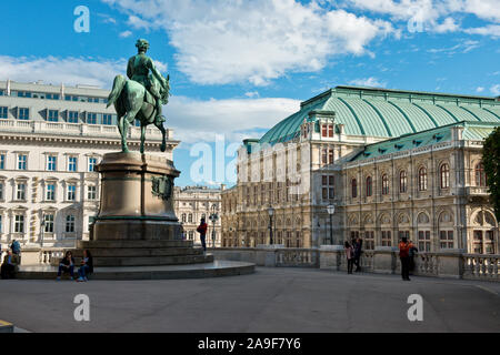 Statue des Erzherzogs Albrecht (Herzog von Teschen) und der Wiener Staatsoper. Vor Eintritt in die Albertina Museum und Kunstgalerie. Wien Stockfoto