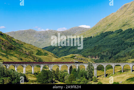 Die Jacobite Steam Train, auch als die Hogwarts Zug bekannt, wie es in den Harry Potter Film Franchise verwendet wurde, Reisen entlang der Glenfinnan Viadukt Stockfoto