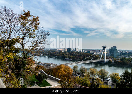 Ein Blick über den rived Donau, die legendären UFO-Turm auf der SNP-Brücke, in Bratislava, Slowakei zeigen Stockfoto