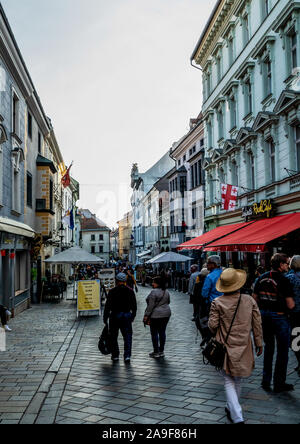 Menschen flanieren Ion der Hauptplatz der Altstadt von Bratislava Stockfoto