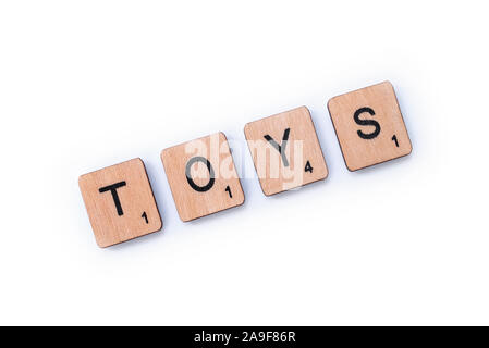 London, UK, 27. März 2019: Das Wort Spielzeug, Dinkel mit hölzernen Buchstabensteine über einem weißen Hintergrund. Stockfoto