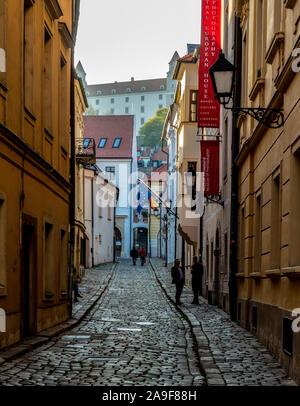 In einer Seitenstraße in der Altstadt von Bratislava, Slowakei Stockfoto