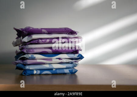 Ein Stapel von Damenbinden in verschiedenen Farben. Stockfoto