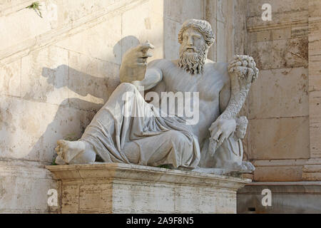 Statue von Hapi, den Nil Gott. Die Statuen auf beiden Seiten der Treppe repräsentieren den Nil (links) und dem Tiber (rechts), dem Kapitol Hil Stockfoto