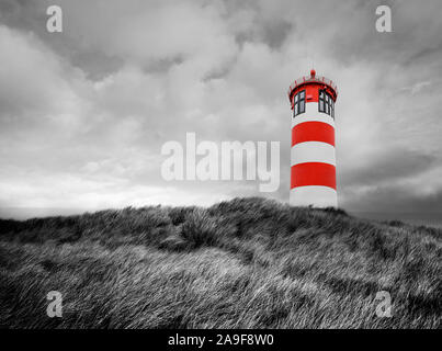 Rot-weiße Leuchtturm vor der schwarz-weißen Hintergrund Stockfoto