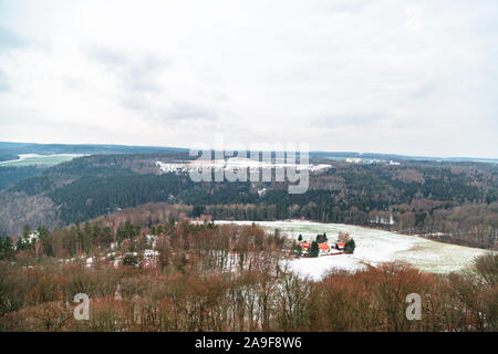 Glade mit Bauernhof im Schnee in Mitten im Winter Wald Stockfoto