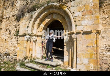 Frau in einer Kirchenruine. Stockfoto