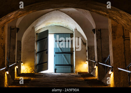 Besichtigung von dunklen Verlies in Königstein Festung Stockfoto