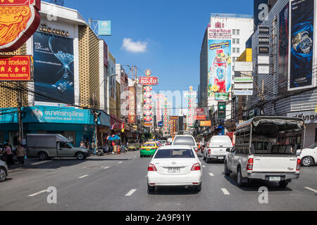 Bangkok, Thailand - 25. September 2018: Ansicht der Yaowarat Road in Chinatown. Dies ist die Hauptverkehrsstraße durch die Gegend. Stockfoto