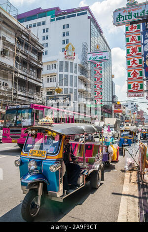 Bangkok, Thailand - 25. September 2018: Tuk Tuks und Bus auf Yaowarat Road. Dies ist die Hauptverkehrsstraße durch Chinatown. Stockfoto