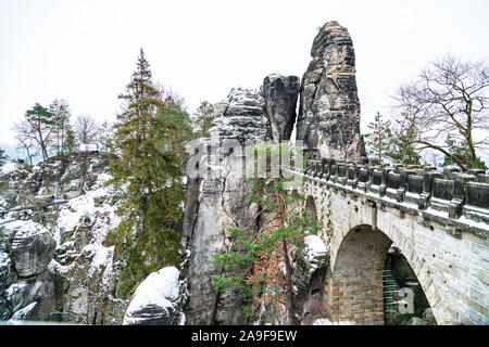 Basteibrücke in der Sächsischen Schweiz im kalten Winter Stockfoto