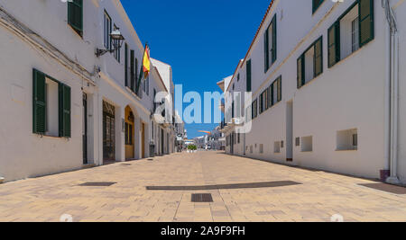 Ansicht der Traditionellen Spanischen Straße in der Stadt der Insel Menorca Stockfoto