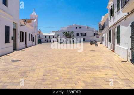 Ansicht der Traditionellen Spanischen Straße in der Stadt der Insel Menorca Stockfoto