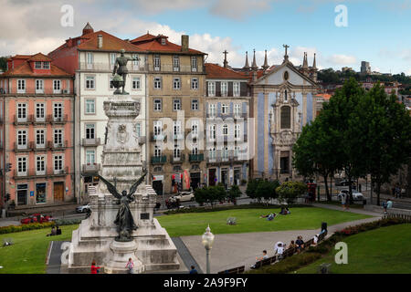 Porto, Portugal - Juli 27, 2019: Blick von der schönen Praca do Infante D.Henrique mit Menschen entspannen im Rasen, in der Stadt Porto, Portugal. Stockfoto