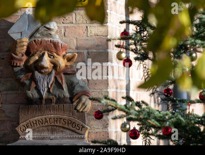 Himmelpfort, Deutschland. 14 Nov, 2019. Die Mailbox für Sie. Weihnachten post. Neben dem Eingang der Weihnachtspostamt. Santa Claus aus der Branche will Briefe von Kindern aus aller Welt Antwort von Heiligabend. Bisher über 6000 Briefe bei der Post angekommen. Credit: Soeren Stache/dpa-Zentralbild/dpa/Alamy leben Nachrichten Stockfoto