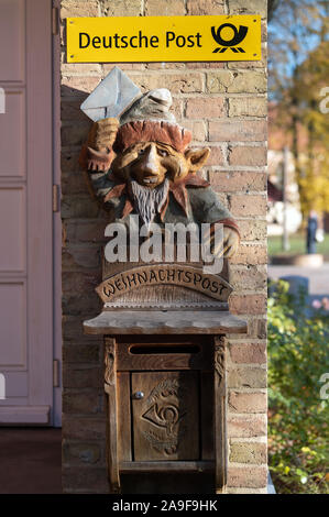 Himmelpfort, Deutschland. 14 Nov, 2019. Die Mailbox für Sie. Weihnachten post. Neben dem Eingang der Weihnachtspostamt. Santa Claus aus der Branche will Briefe von Kindern aus aller Welt Antwort von Heiligabend. Bisher über 6000 Briefe bei der Post angekommen. Credit: Soeren Stache/dpa-Zentralbild/dpa/Alamy leben Nachrichten Stockfoto