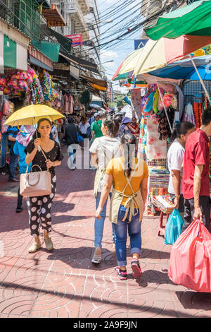 Bangkok, Thailand - 25. September 2018: Käufer in einer belebten Straße in Chinatown. Das Gebiet ist ein Mekka für Shopper. Stockfoto