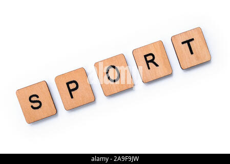 Das Wort SPORT, Dinkel mit hölzernen Buchstabensteine über einem weißen Hintergrund. Stockfoto