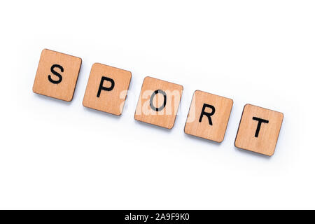 Das Wort SPORT, Dinkel mit hölzernen Buchstabensteine über einem weißen Hintergrund. Stockfoto