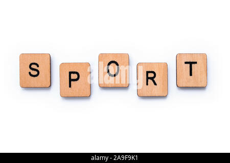 Das Wort SPORT, Dinkel mit hölzernen Buchstabensteine über einem weißen Hintergrund. Stockfoto