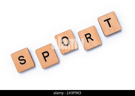 Das Wort SPORT, Dinkel mit hölzernen Buchstabensteine über einem weißen Hintergrund. Stockfoto