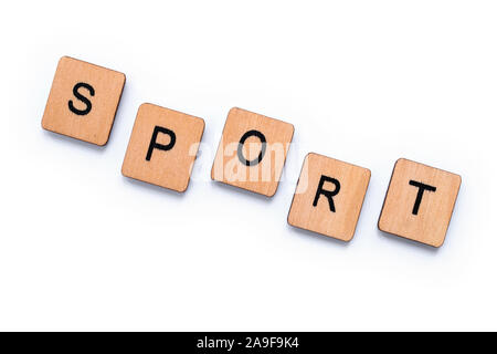 Das Wort SPORT, Dinkel mit hölzernen Buchstabensteine über einem weißen Hintergrund. Stockfoto